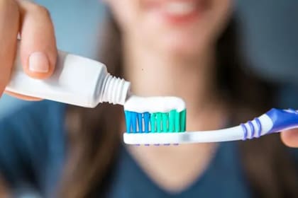 El secreto para quitar manchas de pasta dental y salvar tu ropa