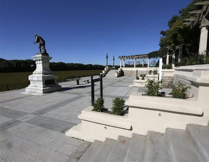 La rambla recuperada bordea la Laguna de los Coipos
