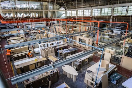 El sector de carpintería de muebles trabaja tanto las colecciones que la empresa lanza cada año como los modelos customizados a pedido de cada cliente.