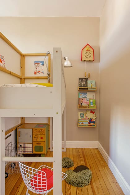 El sector de su hija mayor delimitado por el biombo. Debajo de la cama cucheta se aprovecha el espacio para juego.