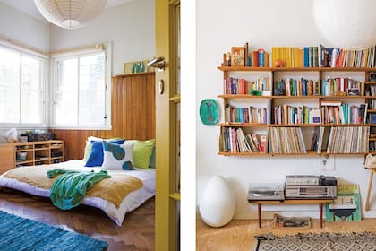 El ambiente donde hoy está el dormitorio principal originalmente era el living. Tiene el parquet de roble de 1930 que se renovó con pulido y aceite. Alfombra, almohadones verde lima (Graciela Churba), de pana azul y estampado, y pie de cama (Pezkoi Deco).