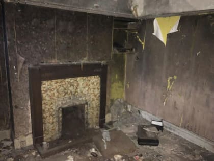 El sector del living, destruido y con una notable oscuridad