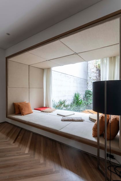 El sector del tatami fue diseñado por los arquitectos y fabricado por Quintana Casa con paneles de fenólico y espuma tapizados con un género rústico símil arpillera.
