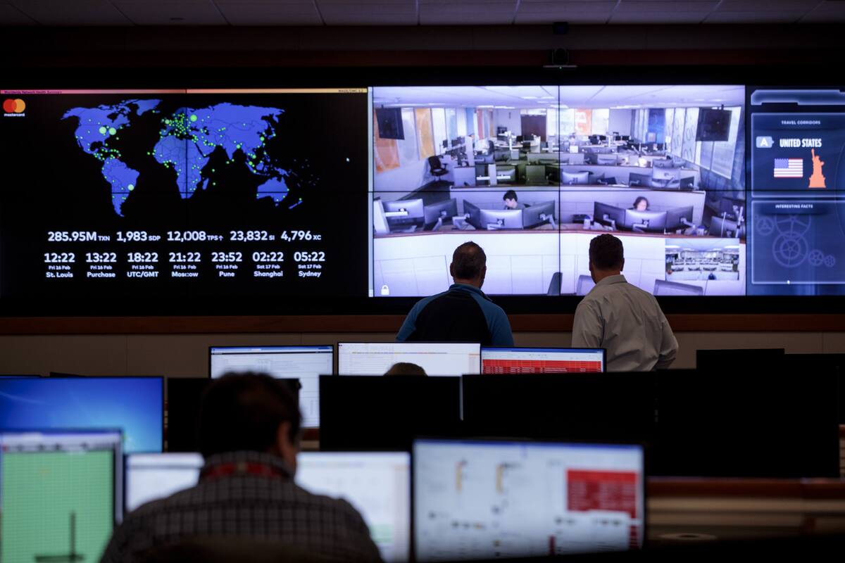 El sector financiero construye su propio sistema de seguridad, con elementos de índole marcial, y hasta realiza simulacros de ataques