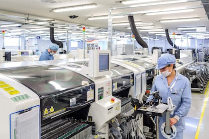 El sector industrial de Tierra del Fuego abastece al 96 por ciento del consumo interno de smartphones en la Argentina, y tuvo su peor registro de producción en los últimos cuatro años