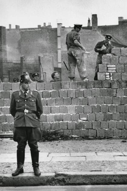 El sector occidental de Berlín no hizo nada por impedir la construcción del muro, pero trató de evitar que muriera gente al querer hacer el último intento de pasar del este al oeste