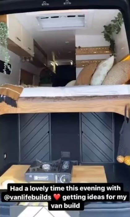 El sector para descansar en la caja del vehículo