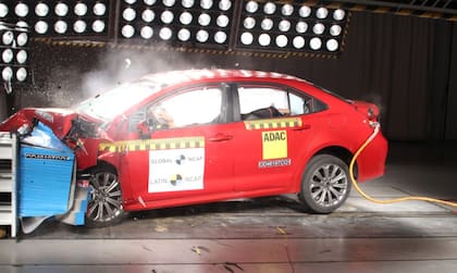 El sedán Corolla consiguió cinco estrellas, en parte porque cuenta con siete airbags para seguridad de sus pasajeros