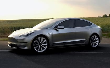 El sedán eléctrico incluye de serie el sistema Autopilot, capaz de asistir en conducción, aceleración y frenado bajo supervisión