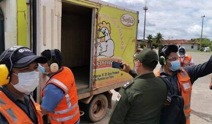 El Sedes Beni recurre a camión frigorífico de pollos para trasladar las vacunas contra el coronavirus.