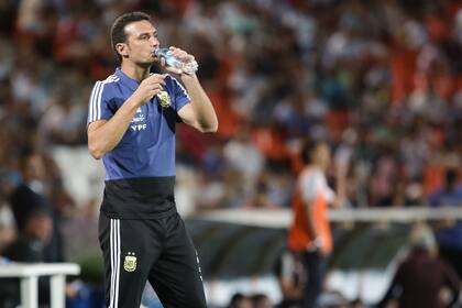 El seguimiento de Lionel Scaloni de la línea de cal durante el último partido ante México