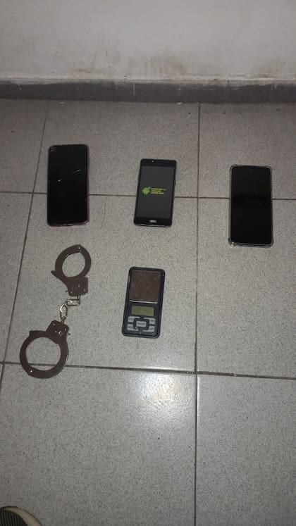 El segundo allanamiento se realizó en un inmueble en Mitre al 2500, donde fue detenida la joven de 18 años
