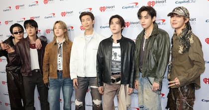 El segundo de la izquierda, con sweater blanco y campera marrón, es Jin
