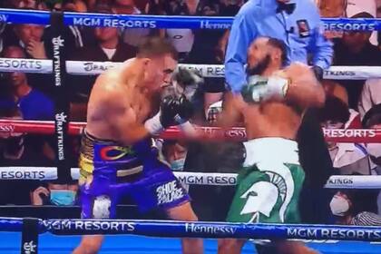 El segundo dramático: el puño derecho de Dirrell se estrella contra el mentón de Marcos Hernández