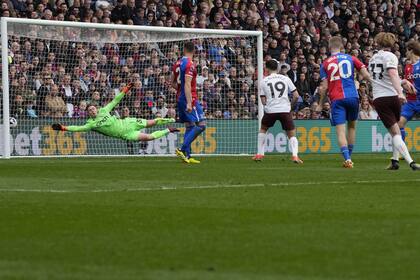El segundo gol de la tarde de Kevin De Bruyne (17) ante Crystal Palace; Manchester City ganó por 4-2 en Selhurst Park.