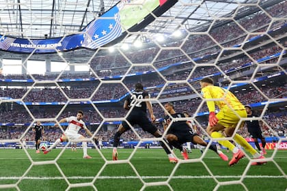 El segundo gol turco: Orkun Kokcu recibe dentro del área y desvía la pelota lejos del alcance de Turner (Photo by JAMIE SQUIRE / GETTY IMAGES NORTH AMERICA / Getty Images via AFP)