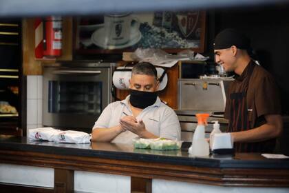 El segundo paso para los cafés y restaurantes sería el take away, pero con la posibilidad de consumir algunos productos en mesas al aire libre