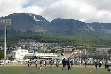 El segundo seleccionado nacional recibirá esta tarde a Chile por la segunda fecha; será su segundo partido en Ushuaia, la capital de una provincia que crece en clubes, jugadores y presencia