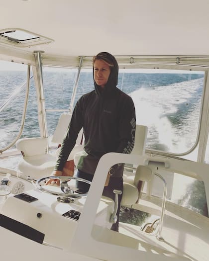 El segundo trabajo de Branden Condy fue limpiando costosos yates. Hoy, renta los propios y se da el gusto de manejarlos.