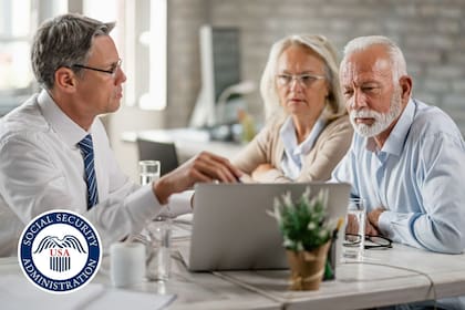 El Seguro Social permite comenzar a recibir los beneficios de jubilación desde los 62 años, aunque hacerlo antes de la edad plena puede reducir el monto mensual. (Freepik/Drazen Zigic) (Social Security Administration)