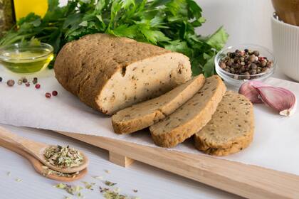 El seitán es un alimento de origen vegetal que se usa como sustituto de la carne