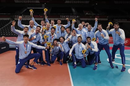 El seleccionado argentino de vóleibol posa con la histórica medalla de bronce que ganó en Tokio 2020