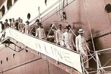 El seleccionado argentino llega en barco a Italia para jugar la Copa del Mundo de 1934; los trajes y los sombreros se contrastan con la ropa que se utiliza ahora