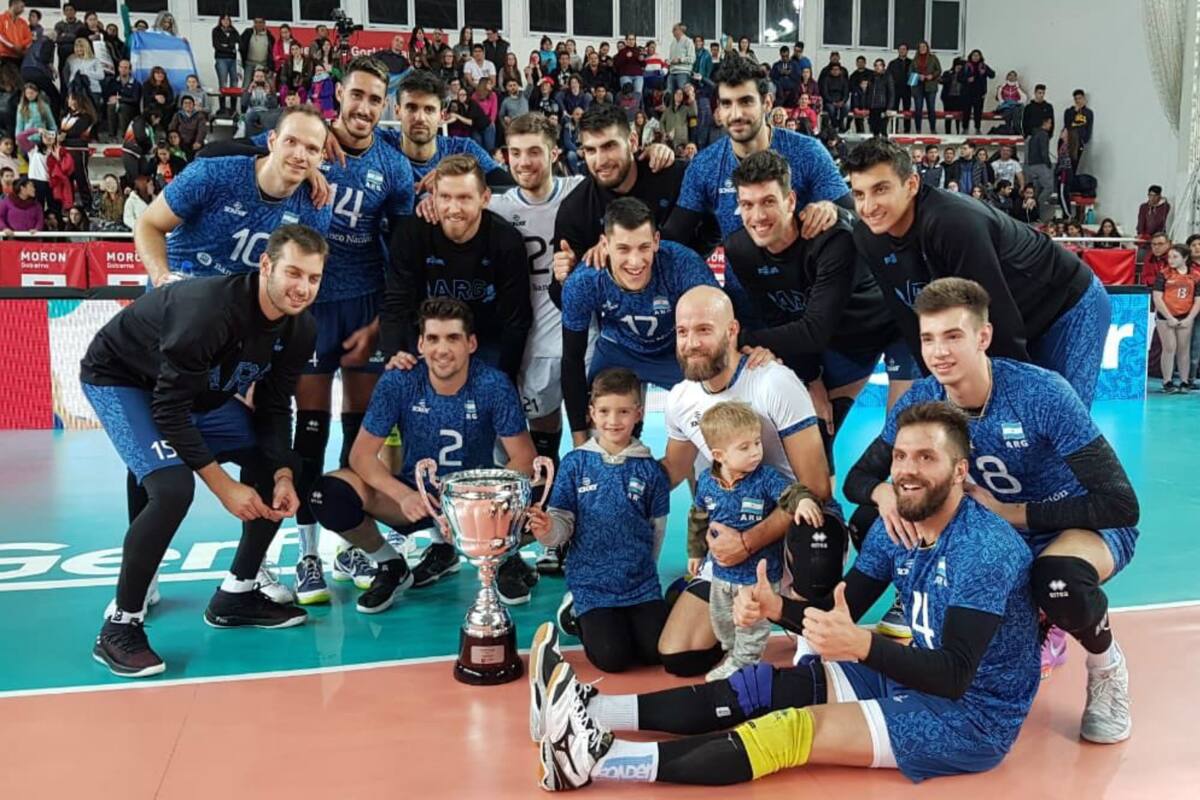 El seleccionado argentino posa en Morón con la copa tras la tercera victoria sobre Estados Unidos