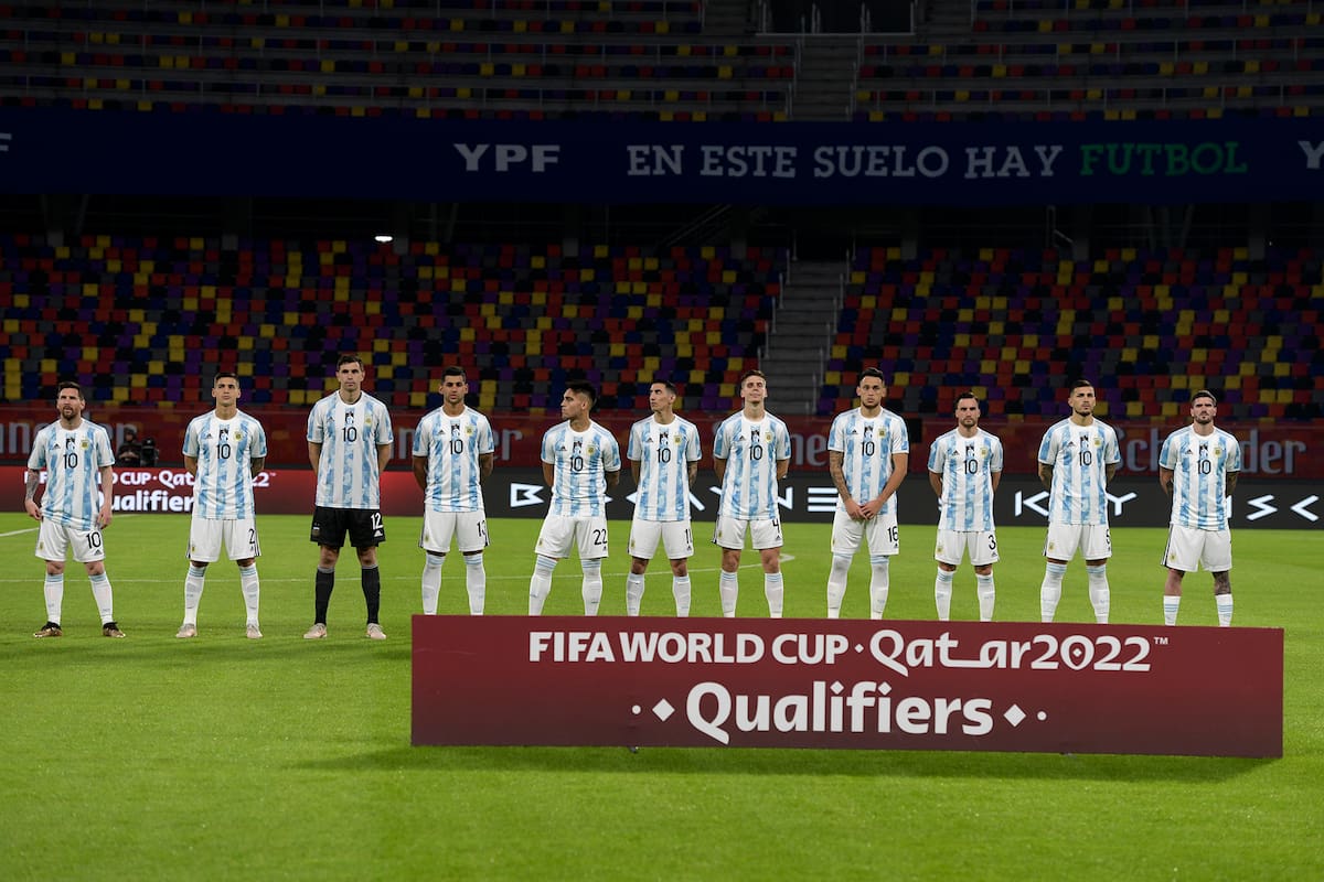 El seleccionado argentino salió a la cancha a cantar el himno nacional con una camiseta que llevaba un parche haciendo homenaje a Diego Armando Maradona