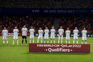 El seleccionado argentino salió a la cancha a cantar el himno nacional con una camiseta que llevaba un parche haciendo homenaje a Diego Armando Maradona