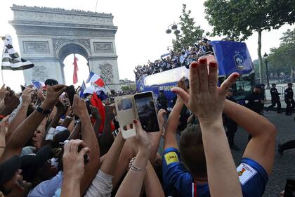 El seleccionado de Francia llega con la copa a su pais con miles de personas esperándolos