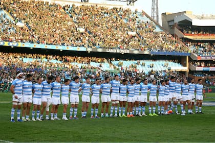 El seleccionado escucha el himno argentino antes del 24-18 de Sudáfrica, la novena caída seguida de los Pumas.