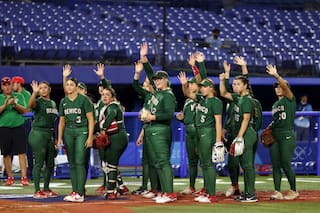 Posible sanción al equipo de softbol mexicano por arrojar los uniformes a la basura
