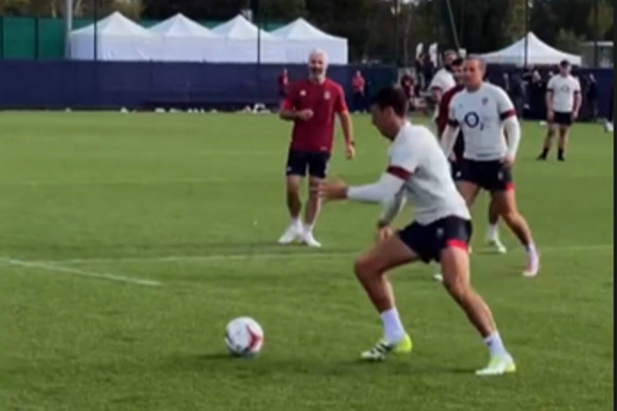 El seleccionado inglés de rugby se divierte en la espera de la semifinal del Mundial contra Sudáfrica jugando al... fútbol.