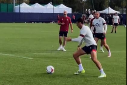 El seleccionado inglés de rugby se divierte en la espera de la semifinal del Mundial contra Sudáfrica jugando al... fútbol.