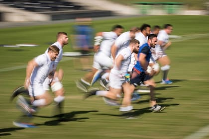 El seleccionado inglés, en acción durante una de las últimas prácticas para recobrar la corona obtenida en Australia 2003.