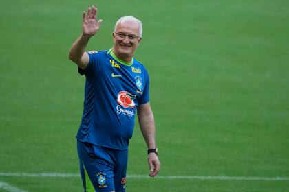 El seleccionador de Brasil Dorival Junior saluda durante una sesión de entrenamiento del equipo antes del juego de la eliminatoria sudamericana ante Perú el lunes 14 de octubre del 2024. (AP Foto/Eraldo Peres)