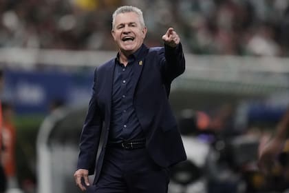 El seleccionador de México, Javier Aguirre, da indiaciones durante un partido amistoso frente a Ecuador, el martes 14 de octubre de 2025 (AP Foto/Eduardo Verdugo)