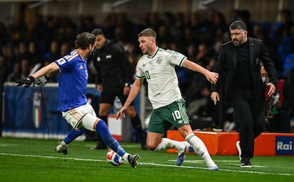 El seleccionador Gennaro Gattuso observa el movimiento de Jamie Donley frente a Manuel Locatelli; Italia visitará el martes a Bosnia Herzegovina en Zeneca