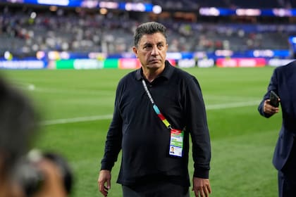 El seleccionador iraní Amir Ghalenoei abandona la cancha tras el empate ante Nueva Zelanda en el Mundial