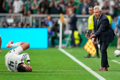 El seleccionador Javier Aguirre le pide a su defensor Edson Álvarez que se incorpore; el Vasco recorre su tercera Copa del Mundo con México