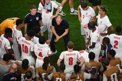 El selecciondor de Inglaterra Thomas Tuchel brinda instrucciones a sus jugadores durante el partido contra Croacia en el Grupo L, el miércoles 17 de junio de 2026, en Arlington, Texas. (AP Foto/Jessica Tobias)