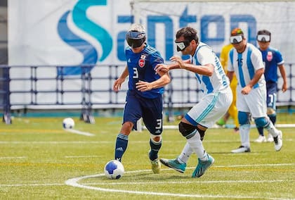 El selecionado argentino de fútbol para ciegos debutará el 29 de agosto frente a Marruecos. Luego, jugarán ante España y Tailandia. Buscará hacer de su aguerrido estilo defensivo, una fortaleza para obtener el añorado oro
