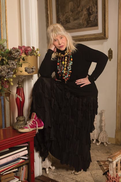 El sello Bea Carabio de pies a cabeza: pollera de tul, collares
multicolores y zapatillas intervenidas. “A mí no me importa
cómo se definan los demás. Nunca copié a nadie y nunca vestí a
nadie con gasa azul con moñito. Antes, me descompongo”, dice.