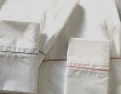 El sello de Angie Lanusse es que solo hace sábanas blancas. El toque de color está en los vivos, apliques y bordados.