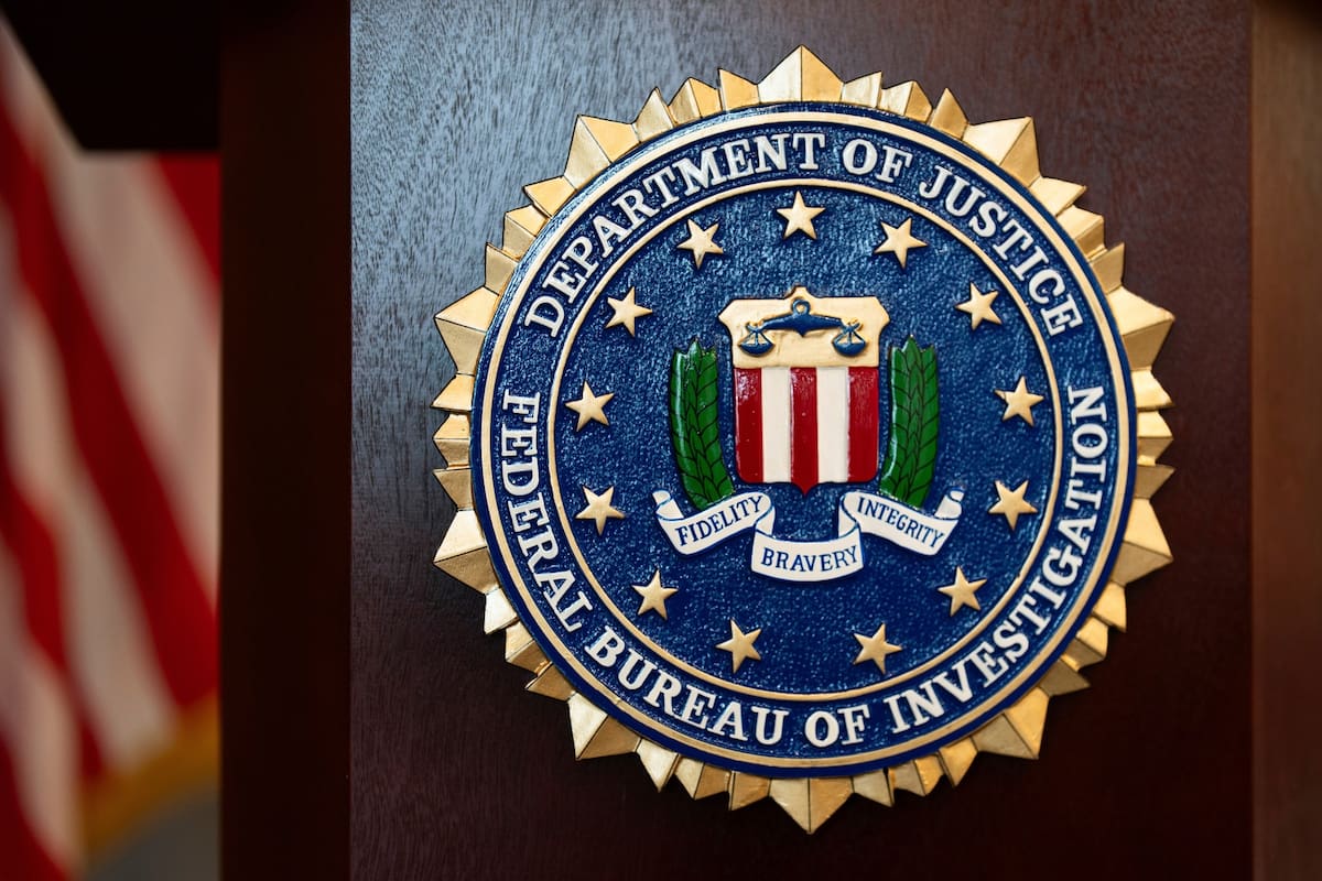 El sello del FBI en el podio previo a una conferencia de prensa en Portland, Oregon, el 16 de enero