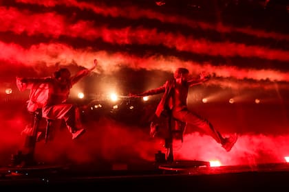 El sello estético de Fuerza Bruta aparece en los recursos: superficies que se abren, techos que bajan, cuerpos que vuelan y un público que se mueve dentro de una puesta 360°