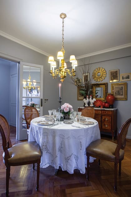 El sello impecable de los Brown en la cocina y el comedor diario, donde la cómoda francesa estilo transición con vasos orientales naranja domina la escena. En la pared, una colección de grabados. En la mesa, platos ingleses que Adrián busca en anticuarios en cada viaje que hace.