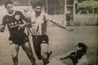 El club de fútbol que llevó la cara de Carlos Menem en la camiseta