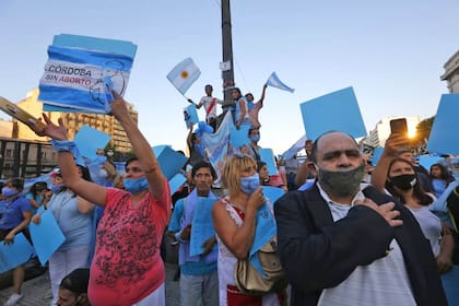 El Senado sancionó la norma que legaliza el aborto sin causa hasta la semana 14 de gestación. Tras la aprobación de la ley, Unión Provida, que agrupa a 150 organizaciones "celestes", se manifestó en las redes sociales